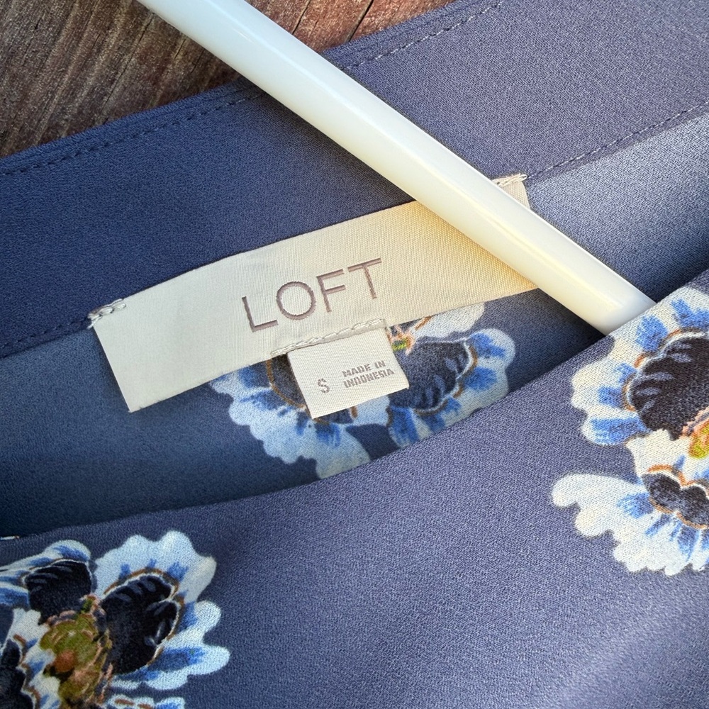 Loft Floral Print  Blue Flutter Sleeve Blouse Size Small - Picture 8 of 14